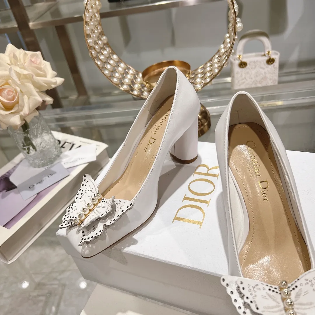 👟👟Ex-factory price 560👟👟 2024 early spring new style ◼️Dior ◼️Dior spring and summer latest fashion show haute couture series sandals Bow Mary Jane ——— Ldylle retro Roman style doll women's sandals CD pearl five metal buckle bow low-heeled women's single shoes Original development top high-end version Material: imported cow patent leather upper + water-dyed sheepskin lining + original molded pearl buckle + Italian genuine leather outsole Size: 34-40 (34.40. Customization is non-refundable and non-exchangeable) Heel height: 4.5cm 8.5cm